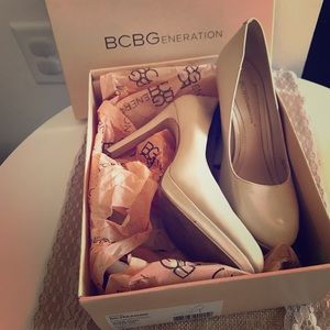 BCBGeneration pump in pattern faux leather